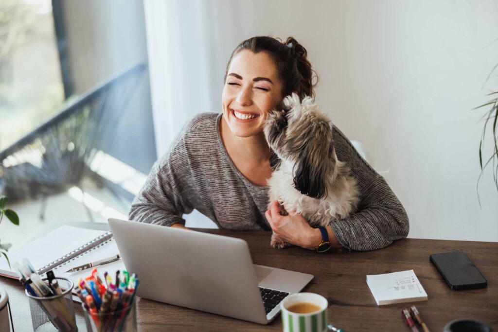 Frau mit Hund bei der Arbeit