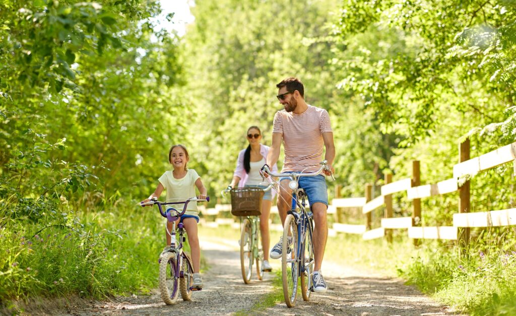 Eine Familie fährt Fahrrad