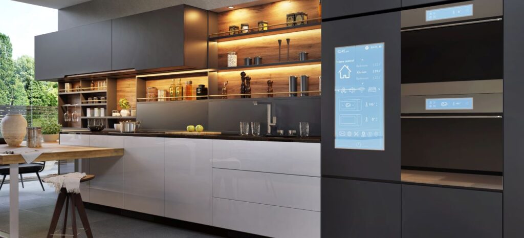 Moderne Küche mit Eurosteckern, smartem Kühlschrank mit Touchscreen, beleuchteten offenen Regalen und minimalistischem Design in Schwarz und Holzoptik