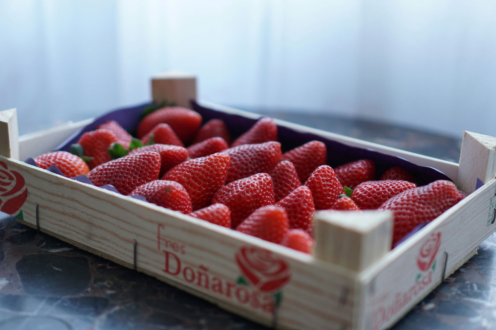 Erdbeeren in einer Holzkiste geliefert
Alternativtext: Frische rote Erdbeeren in einer kleinen Holzkiste, perfekt für den direkten Genuss.