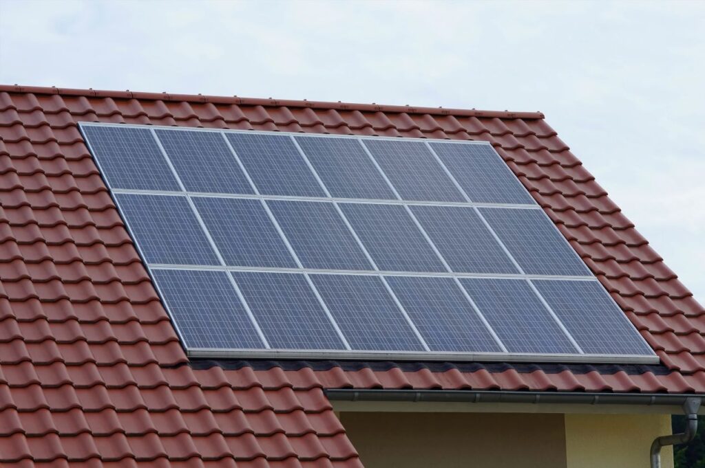 Moderne Photovoltaikanlage auf Ziegeldach eines Hauses – installiert mit Sunny Tripower smart energy fuer private Energieversorgung