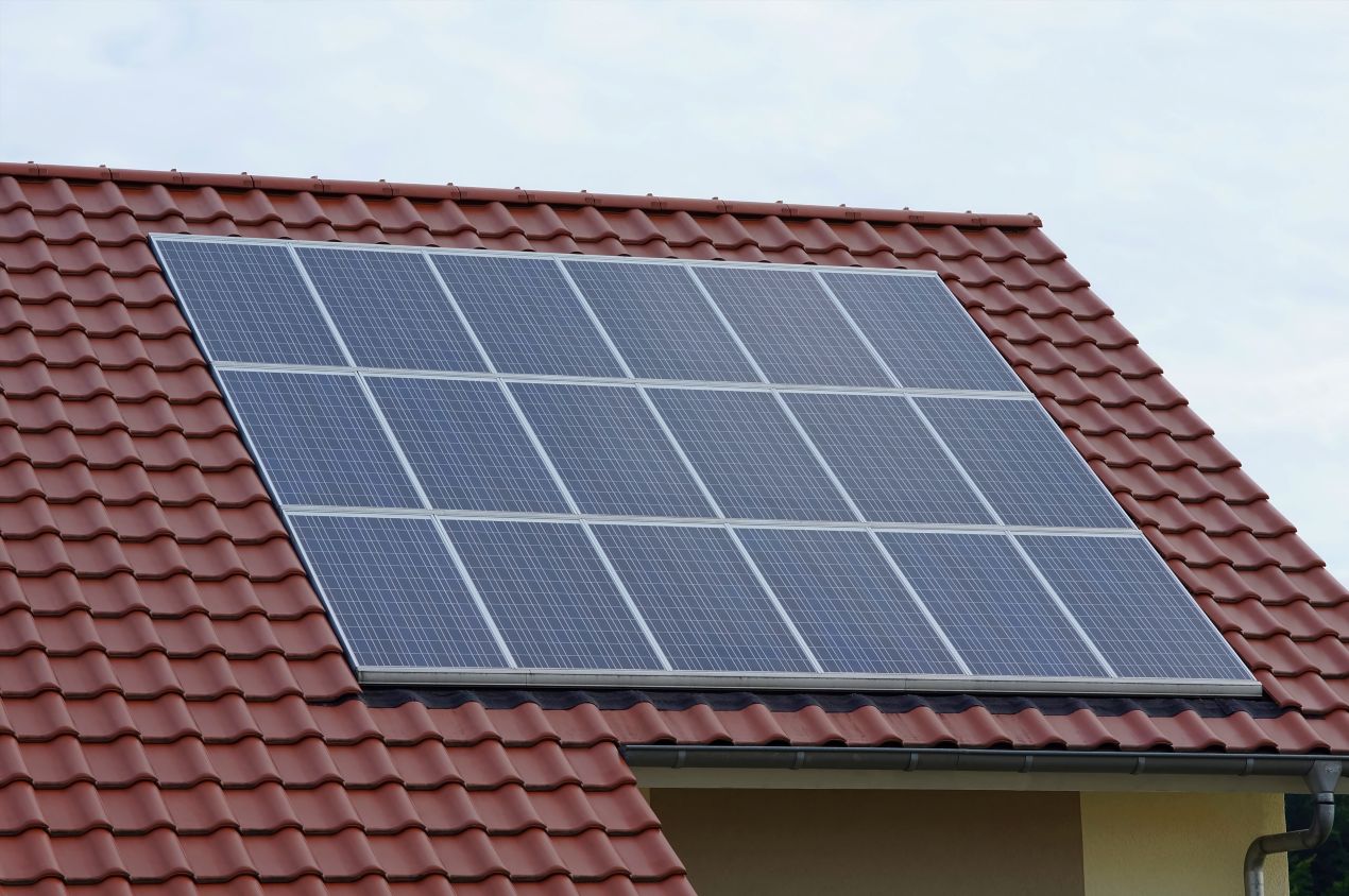 Moderne Photovoltaikanlage auf Ziegeldach eines Hauses – installiert mit Sunny Tripower smart energy fuer private Energieversorgung