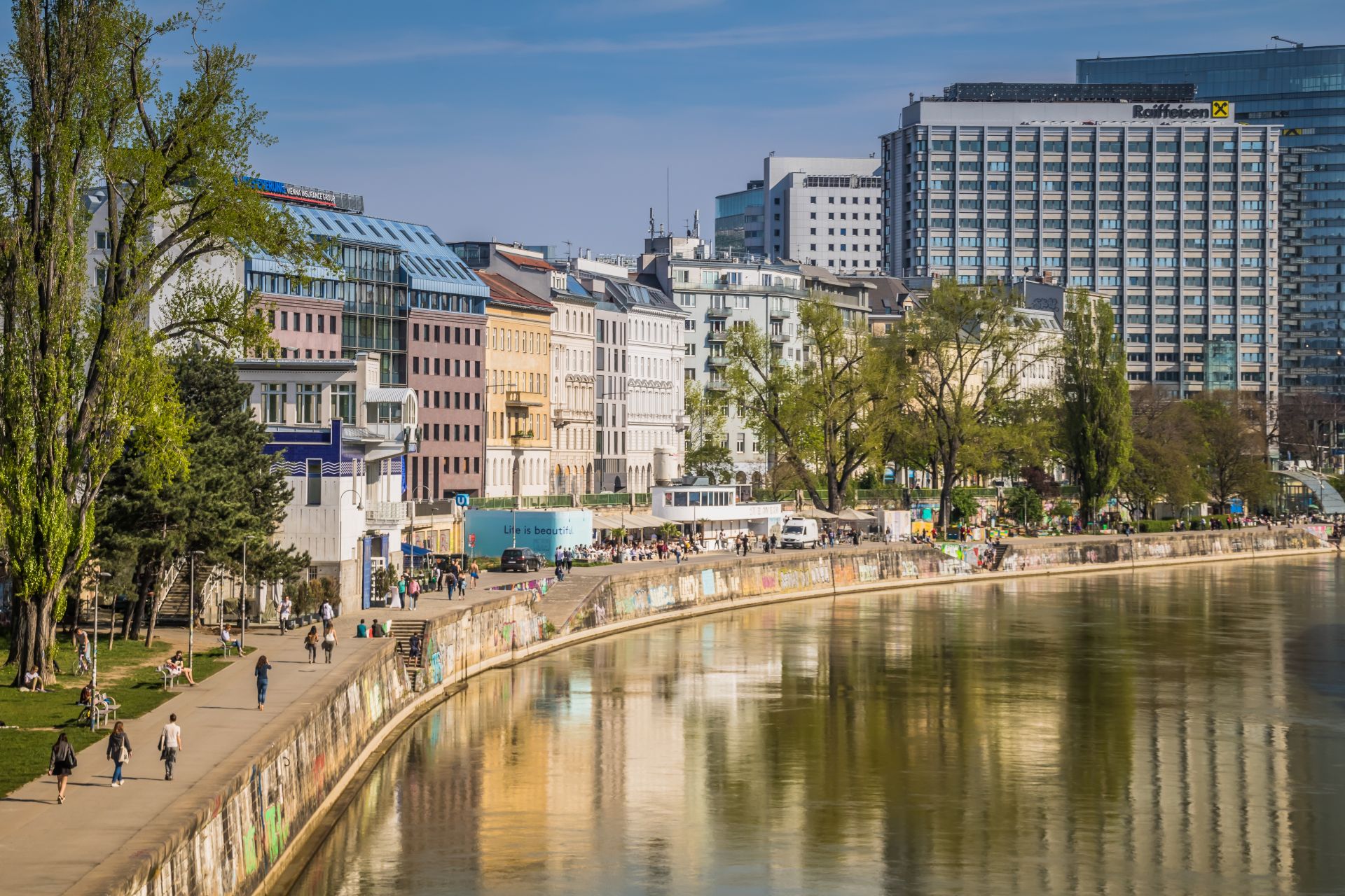 Donaukanal in Wien mit Uferpromenade und Stadtarchitektur bei Tag