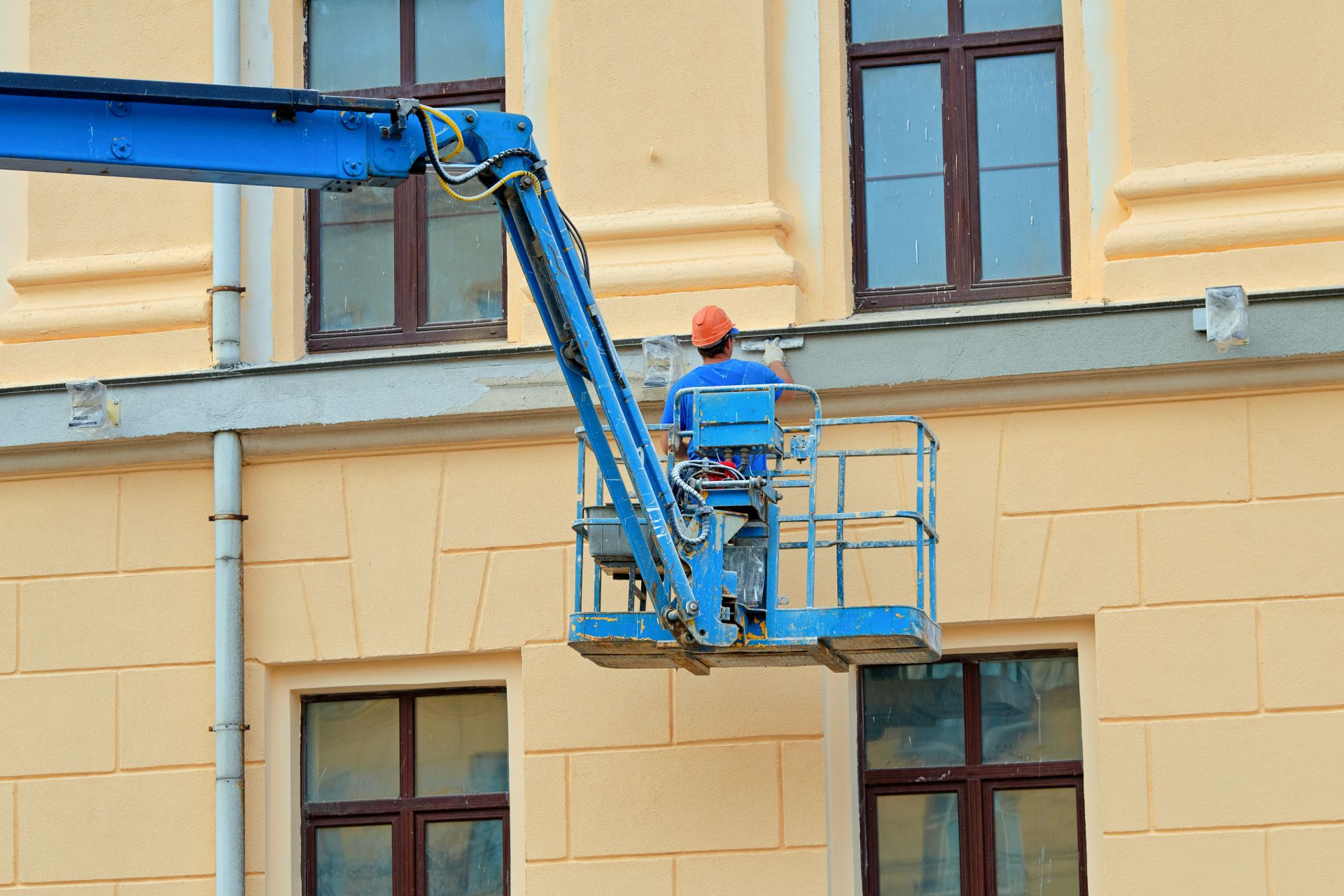 Teleskopstapler mieten für Fassadenarbeiten