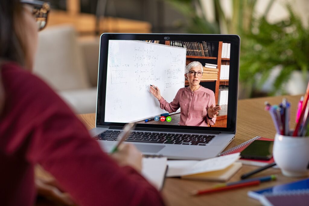 Laptop zeigt Dozentin im digitalen Unterricht | E-Learning Anbieter