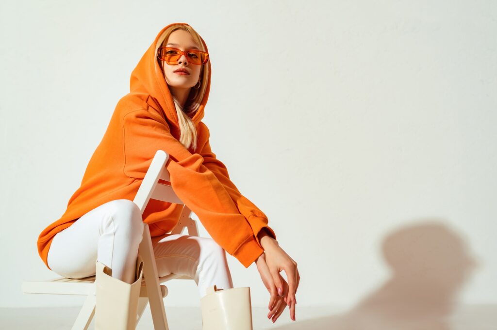 Frau trägt Sonnenbrille und Hoodie | Elf Bar 600 kaufen